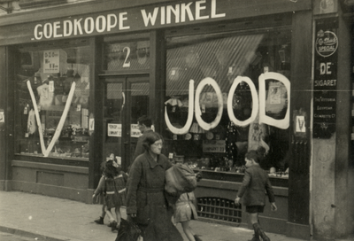 811881 Afbeelding van de bekladde winkelruiten van de Goedkoope Winkel (Lange Elisabethstraat 2) te Utrecht.